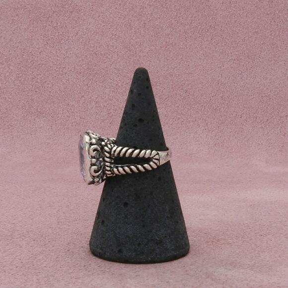 Elegant Silver Women's Ring with Clear Gemstone - Picture 2 of 3